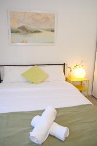 B3 Near Airport - Cozy Home, Walk to Shops & Eats