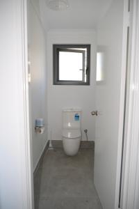 B3 Near Airport - Cozy Home, Walk to Shops & Eats