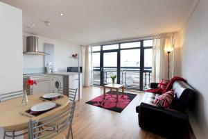 City Centre - Premium Apartment with Balcony and Skyline Views in Thurland Street - Most Central Location - Cook as you would at Home