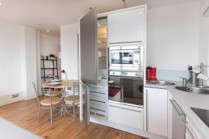 City Centre - Premium Apartment with Balcony and Skyline Views in Thurland Street - Most Central Location - Cook as you would at Home