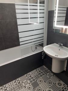 Hotels Cit'Hotel Le Chene Vert : photos des chambres
