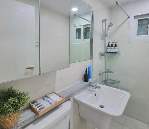 Căn Hộ 3 Phòng Ngủ (Three-Bedroom Apartment)