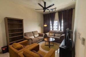 Mat Leo Homestay at MRT Kajang