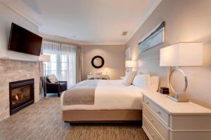 Lake View Tower King, Guest room, 1 King, Lake view, Balcony room in Inn at Bay Harbor Autograph Collection