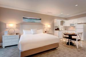 Lake View Grand King, Studio, 1 King, Lake view, Fireplace room in Inn at Bay Harbor Autograph Collection
