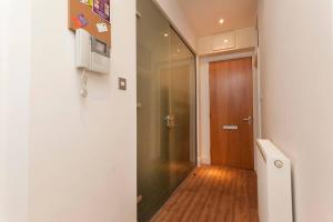 Lace Market Apartments - City Centre - 4 Beds Apartment with 2 Bathrooms and full Kitchen in George Street - close to Victoria Centre Shopping Centre and the Mercure Hotel - Outdoor Parking for Cars or Vans at five pounds a day