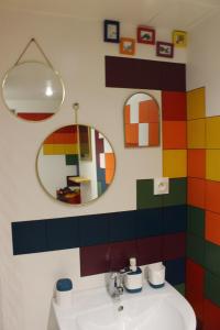 B&B / Chambres d'hotes Chambre Swingy - Gite les Zazous : Chambre Triple avec Salle de Bains Privative