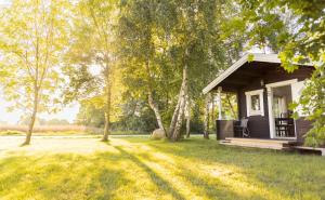 Stuga med panoramafönster över åker, paradis för fågelskådare och vandrare, självstäd efter besök