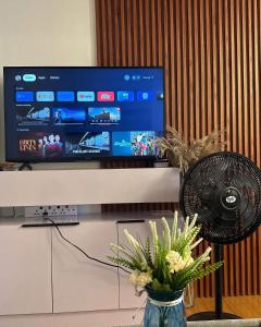 Cozy CondoVibe 2 BR Staycation near SM East Ortigas with Netflix!