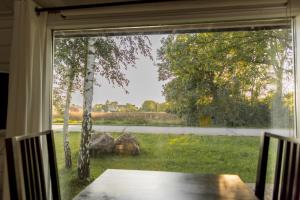 Stuga med panoramafönster över åker, paradis för fågelskådare och vandrare, självstäd efter besök