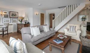 Harbour-side cottage with sea and mountain views