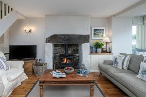 Harbour-side cottage with sea and mountain views