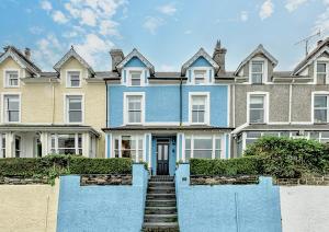 Harbour-side cottage with sea and mountain views
