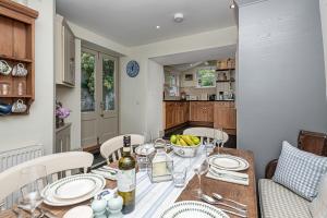 Harbour-side cottage with sea and mountain views