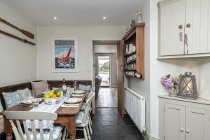 Harbour-side cottage with sea and mountain views