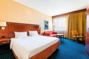 Deluxe Guest room, 1 King, Sofa bed, High floor room in Courtyard by Marriott Prague City