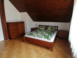 Igényesen berendezett nyaraló saját stéggel, kerti grillel Balatonfenyvesen, vízparti utcában, a tótól 50 m-re