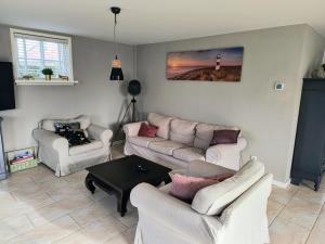 Gemütliches Ferienhaus mit beheiztem Pool, Garten und überdachter Terrasse