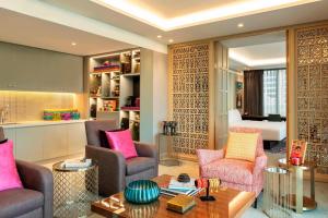 Theme Suite, 1 Bedroom Suite, In Loft: 1 King room in Aloft City Centre Deira Dubai