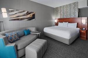King Room with Sofa Bed - Hearing Accessible room in Courtyard Flagstaff