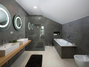 Luxury apartment with private pool, 100 m from the beach and close to Pula