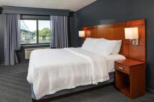 Larger Suite, 1 King, Sofa bed, River view, High floor room in Courtyard La Crosse Downtown/Mississippi Riverfront