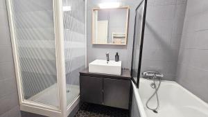 Appartements La Comete 4 Bedroom WiFi TV : photos des chambres