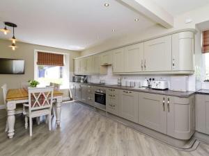 Creebank Cottage with river view