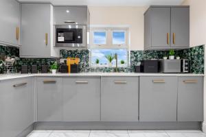 Lovely 4-BR Home In Leyton - Sleeps 14, Near Tube, Arcade, 100inchTV