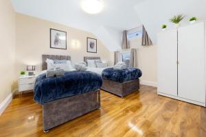 Lovely 4-BR Home In Leyton - Sleeps 14, Near Tube, Arcade, 100inchTV