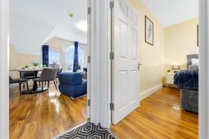 Lovely 4-BR Home In Leyton - Sleeps 14, Near Tube, Arcade, 100inchTV