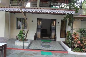Beautiful and luxurious 3 BHK villa with Swimming pool and kitchen for upto 20 people near beach