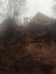 Une chambre et une cuisine Un lit de deux personnes aussi deux places pour les enfants Famille