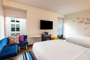 Queen Room with Two Queen Beds - Hearing Accessible room in Aloft Savannah Downtown Historic District