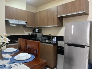 BayFront 1BR Condo in Pasay with FREE Wi-Fi, Netflix, Pool Access & Gym, Near NAIA Airport, MOA, OKADA, CCP & PICC