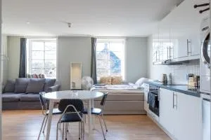 Bright and modern apartment on a quiet street - 福尼布