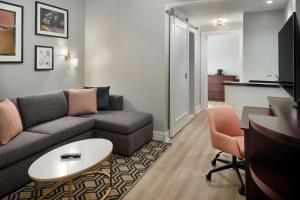 Queen Studio Suite with Sofa Bed and Adapted Tub - Mobility Accessible room in Courtyard by Marriott New Orleans French Quarter/Iberville