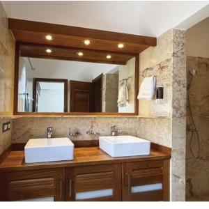 Aligio - A Quiet Retreat in Paradise - 2 BR, 2 pools, WiFi, AC, Private Hot Tub