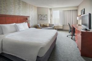 King Room with Adapted Tub - Mobility and Hearing Accessible room in Courtyard Wilmington Downtown