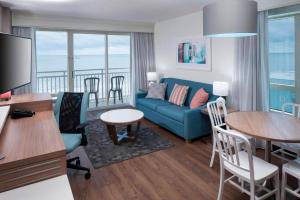One-Bedroom Queen Suite - Oceanfront room in Courtyard Carolina Beach