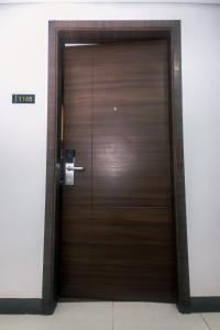 Cozy Peacock hideaway Stylish Makati Condo 300 Mbps Gym Swim Park