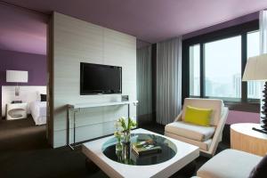 Club Lounge access, Residential Suite, 1 King, City view