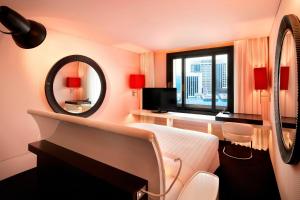 Deluxe Guest Room, 1 King, City View