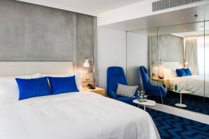 Junior Suite with Lounge Access room in Renaissance Warsaw Airport Hotel