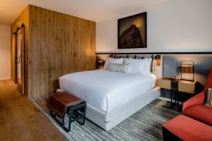 King Guestroom with Guest room with 1 King, Fireplace room in The Cloudveil Autograph Collection