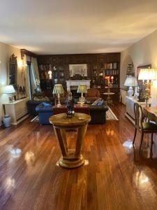 An eclectic pied a terre in Dionysos