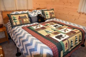 Black Beary Creek Cabin - a Romantic Smoky Mountain Escape - Cozy, Peaceful, Creek-side cabin close to Pgeon Forge, Dollywood, Gatlinburg, the Great Smoky Mountains National Park, and the major attractions in the Smokies