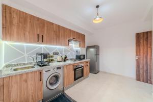 Comfortable Apartment Near M Avenue with Pool and 24h Security & Parking