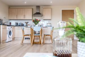 Waterfront Quayside Apartment with secure parking & lift, Ideal for Mobility Users