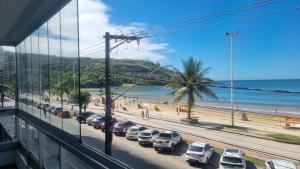 Apartamento BEIRA MAR VISTA TOTAL - SENSAÇÃO DE CASA TÉRREA A BEIRA MAR - COZINHA EQUIPADA -AIR FRYER -ÁREA DE CHURRASCO PRIVATIVA- TVS SMART- DISNEY PLUS E OUTROS-PRAIA IDEAL PARA CRIANÇAS-PET FRIENDLY-KIT PRAIA 4 PESSOAS